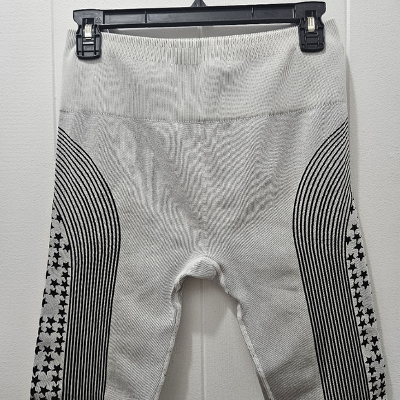 Fabletics High Waisted Seamless Star Capri Leggings Size Medium - Picture 8 of 9